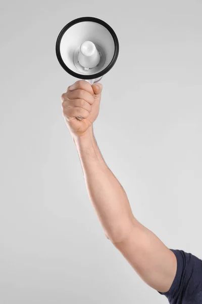 Mão masculina segurando megafone — Fotografia de Stock