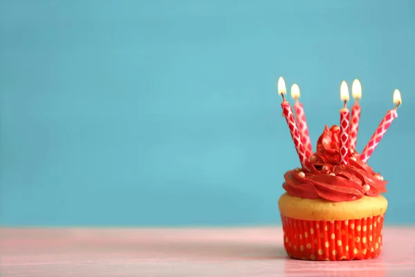 Birthday cupcake with candles — Stock Photo, Image
