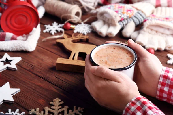 Kezét, kakaó, és karácsonyi díszek — Stock Fotó