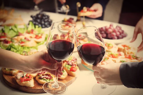 Pessoas batendo copos com vinho — Fotografia de Stock