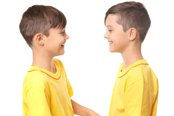 Hermanos Gemelos Sobre Fondo Blanco — Foto de Stock