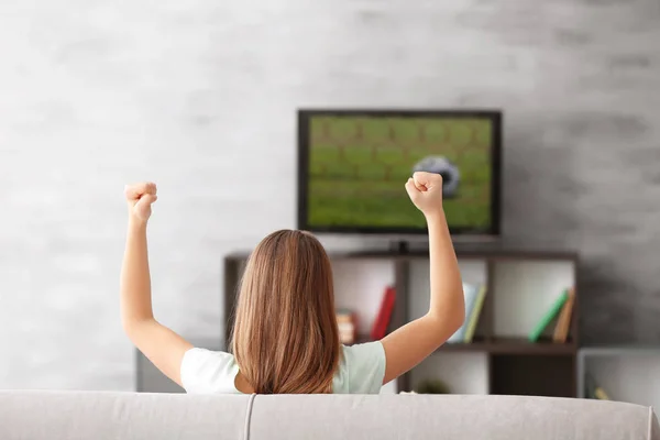 Hübscher Teenager Der Hause Fernsehen Sport Guckt — Stockfoto