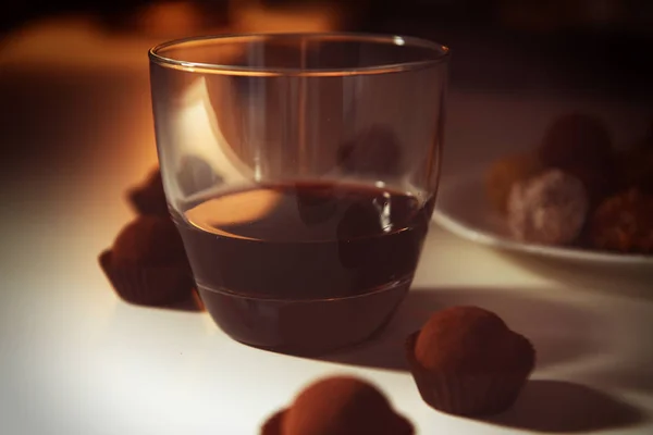 Chocolade truffels en glas wijn — Stockfoto