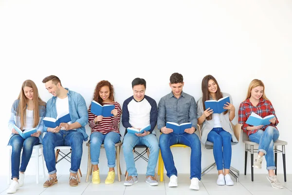 Sekelompok orang membaca buku — Stok Foto