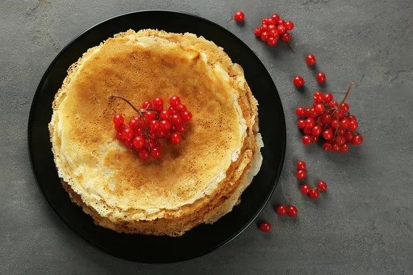 Pannkakor dekorerad med viburnum — Stockfoto