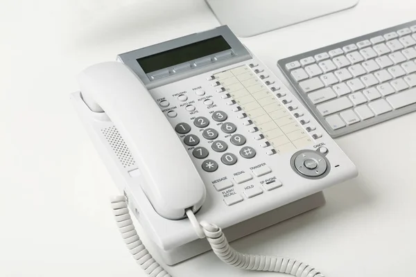 Білий телефон на столі — стокове фото