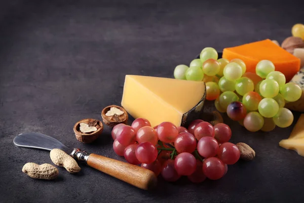Rodzaje sera i winogron — Zdjęcie stockowe