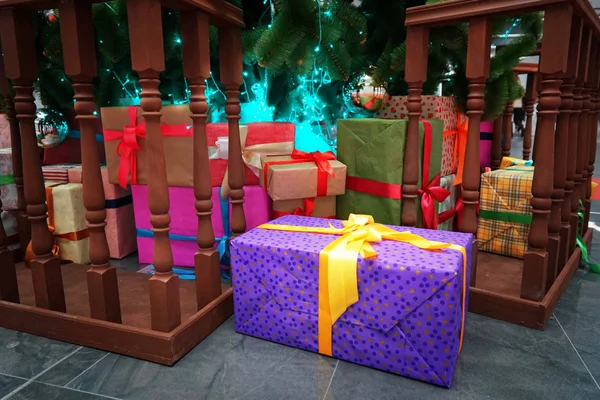 Karácsonyi ajándékok fenyő fa alatt — Stock Fotó