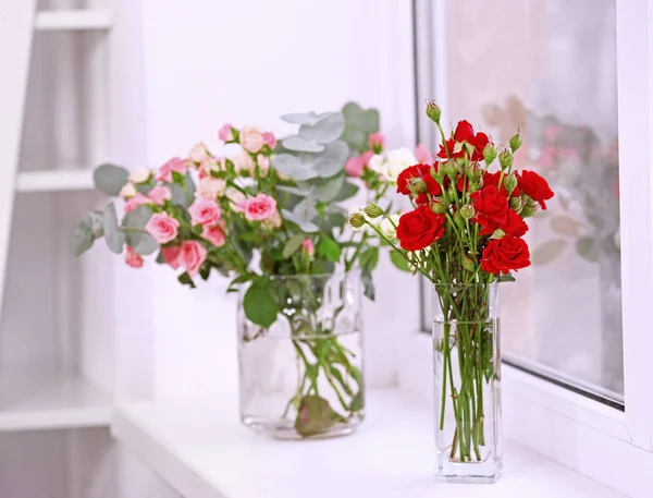 Mooie rozen in glazen vazen — Stockfoto