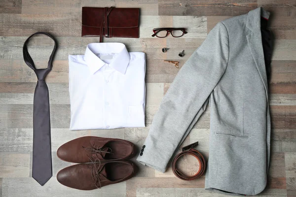 Flat lay conjunto de roupas masculinas — Fotografia de Stock