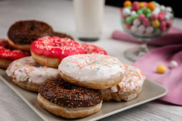 Placa con rosquillas sabrosas — Foto de Stock