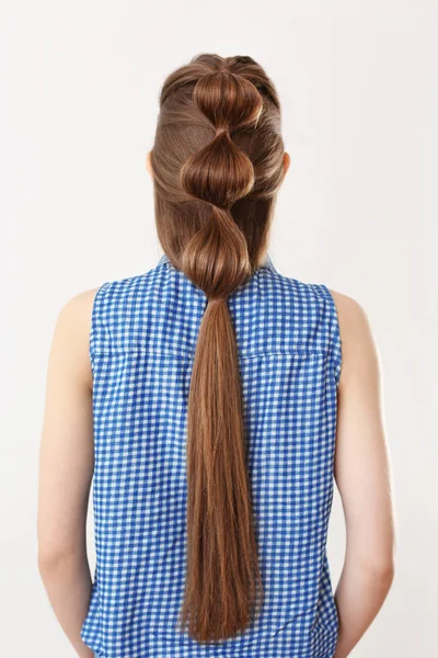 素敵な三つ編みの髪型を持つ女性 — ストック写真