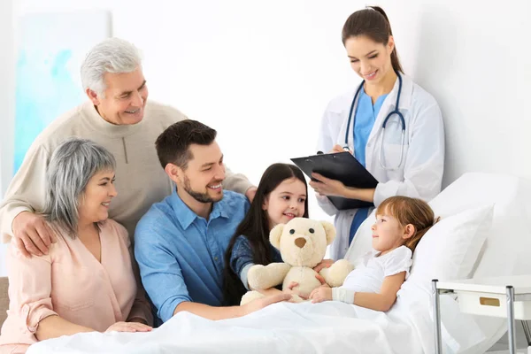 Familie Bezoekende Meisje Het Ziekenhuis — Stockfoto