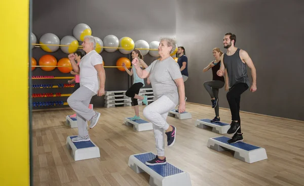 Menschen unterschiedlichen Alters trainieren im Fitnessstudio — Stockfoto