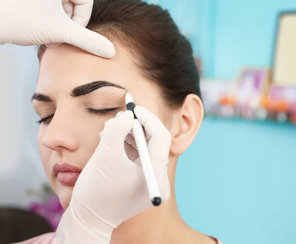 Mooie Jongedame Maken Van Permanente Make Cosmetologie Salon — Stockfoto