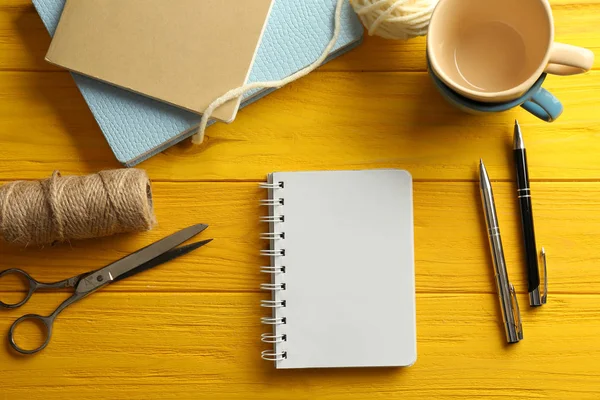 Cuaderno y tijeras con tazas —  Fotos de Stock