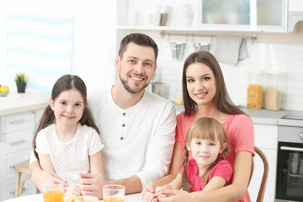 Glückliche Familie Hause Der Küche — Stockfoto