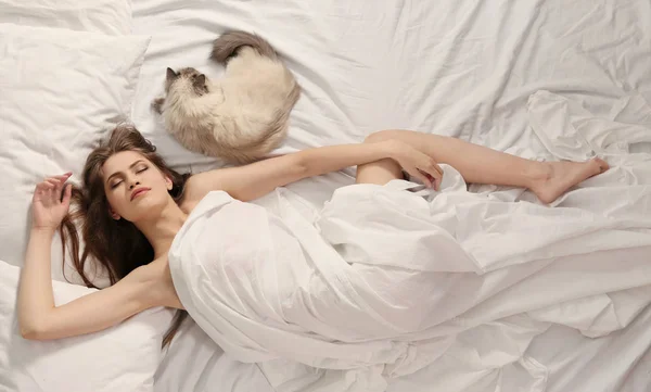 Mulher bonita com gato bonito — Fotografia de Stock