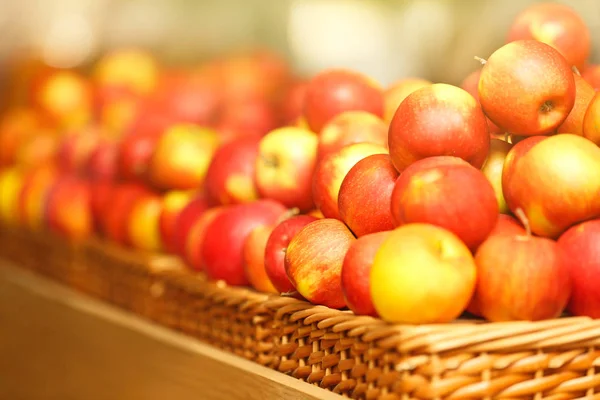 Cesta de vime com maçãs — Fotografia de Stock