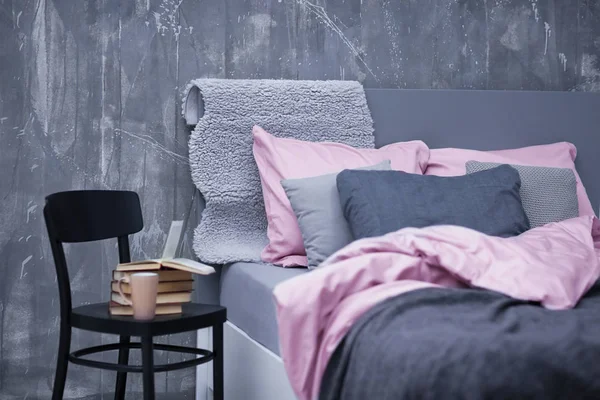 Schlafzimmer mit gemütlichem Doppelbett — Stockfoto