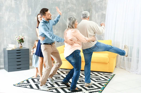 Familie Fericită Dansând Cameră — Fotografie, imagine de stoc