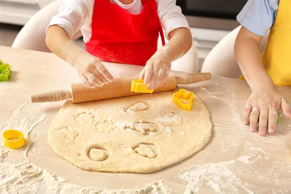 Niños haciendo galletas de Pascua —  Fotos de Stock