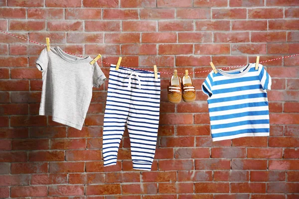 Clothesline con vestiti appesi per bambini — Foto Stock