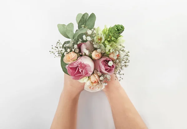 Hands holding beautiful bouquet — Stock Photo, Image