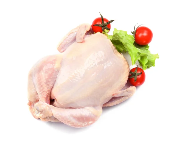 Целая сырая курица с салатом — стоковое фото