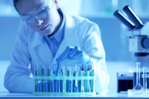 Scientist working at laboratory — Stock Photo, Image