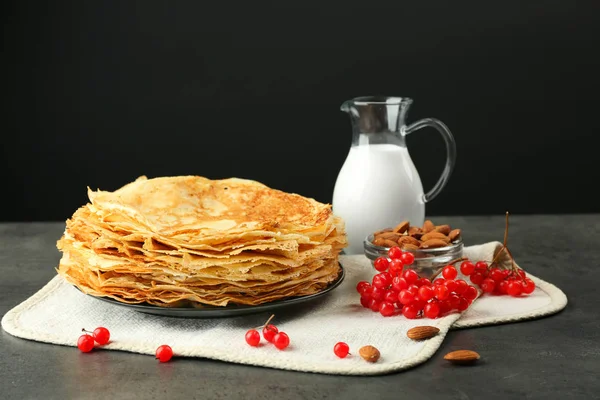 Tortitas, viburnum y jarra de leche —  Fotos de Stock