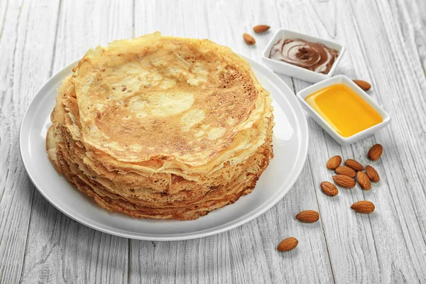 Teller mit leckeren Pfannkuchen — Stockfoto