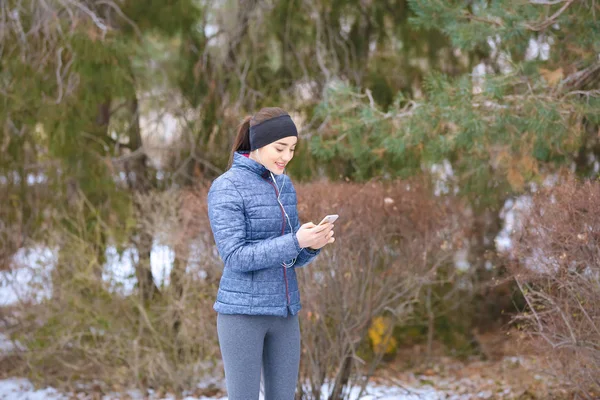 Ung kvinna med mobiltelefon — Stockfoto