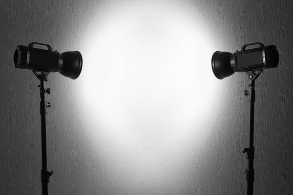 Студия со световым оборудованием — стоковое фото