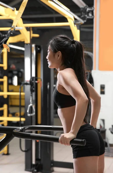 Жінка тренується в спортзалі — стокове фото