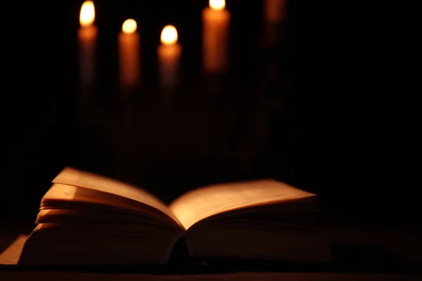 Biblia y velas encendidas — Foto de Stock