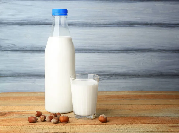 Botella de sabrosa leche con vaso — Foto de Stock