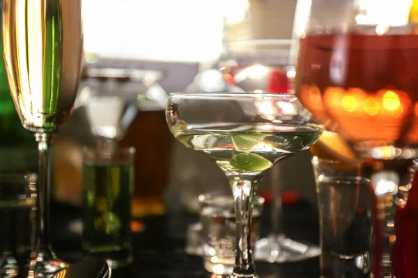 Bicchieri con vino e liquori diversi, primo piano — Foto Stock