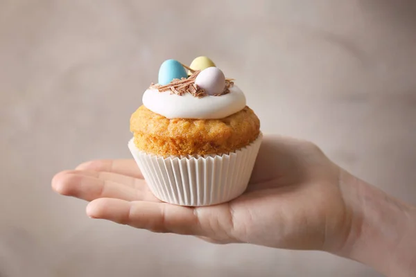 Női kézi könyv finom húsvéti cupcake — Stock Fotó