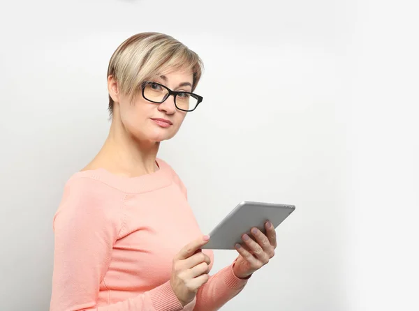 Mulher madura com óculos e tablet — Fotografia de Stock