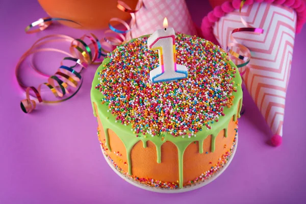 Lezzetli doğum günü pastası mumu d ile — Stok fotoğraf