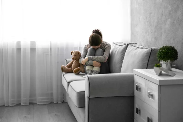 Niña Con Oso Juguete Sofá Habitación — Foto de Stock