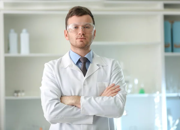 Wetenschapper werkzaam in laboratorium — Stockfoto