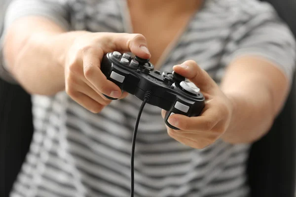 Adolescente jogando videogame — Fotografia de Stock