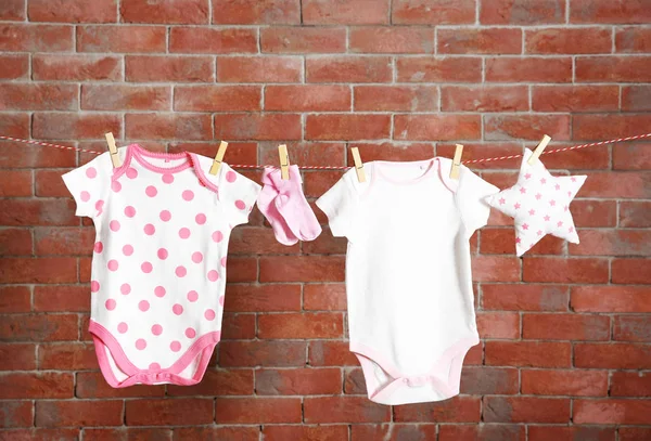 Varal com roupas de bebê penduradas — Fotografia de Stock