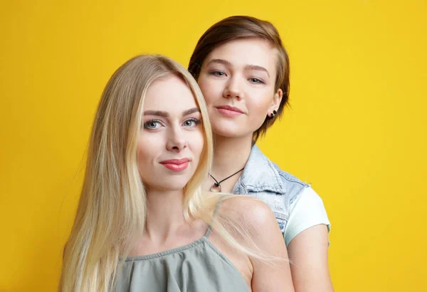 Jong lesbisch paar — Stockfoto