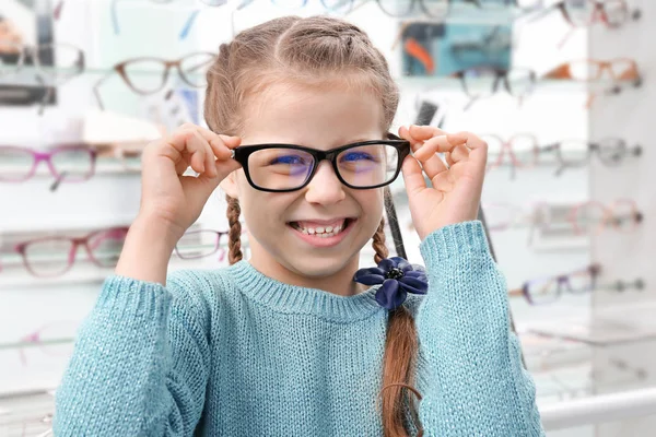 Yeni gözlük ile küçük kız — Stok fotoğraf
