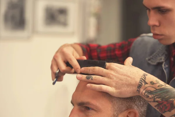 Barber att göra moderna manliga frisyr — Stockfoto