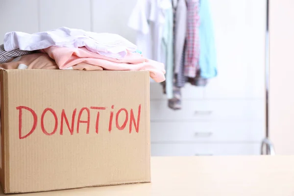 Donation låda med kläder — Stockfoto