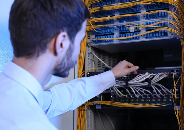 Ingeniero joven guapo en la sala de servidores — Foto de Stock